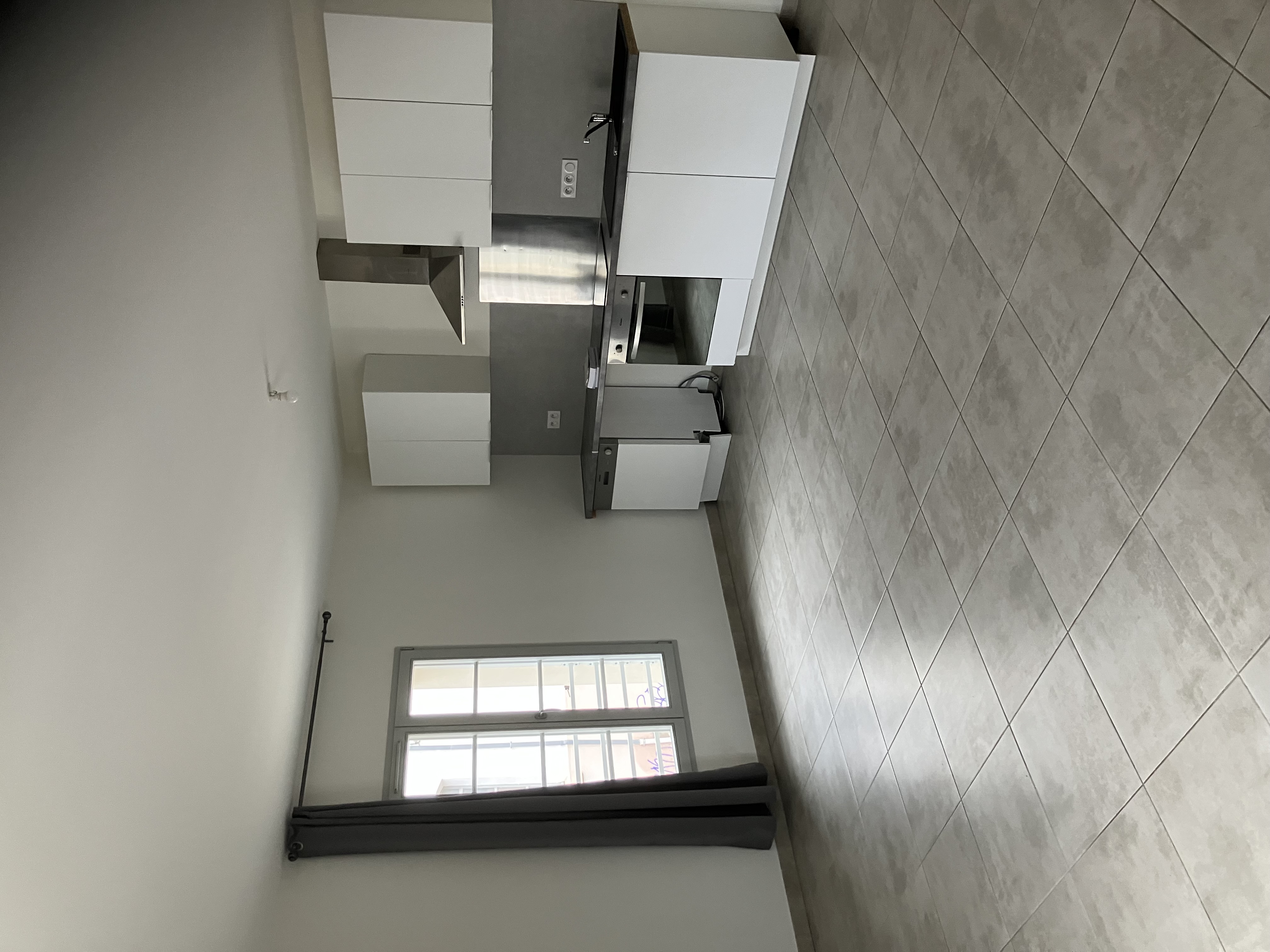 Location  3 pi&egrave;ces26150 Die