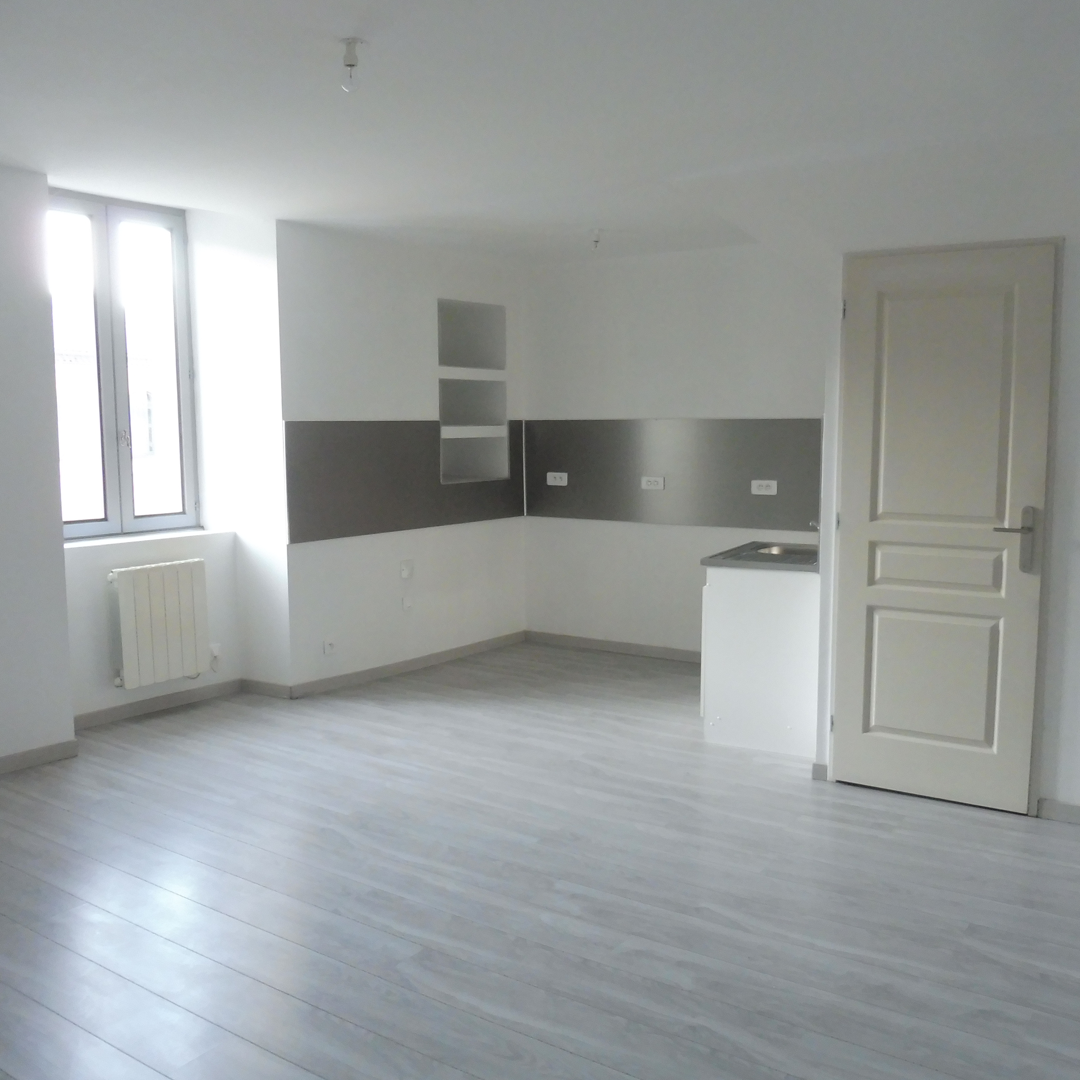 Location  2 pi&egrave;ces26150 Die