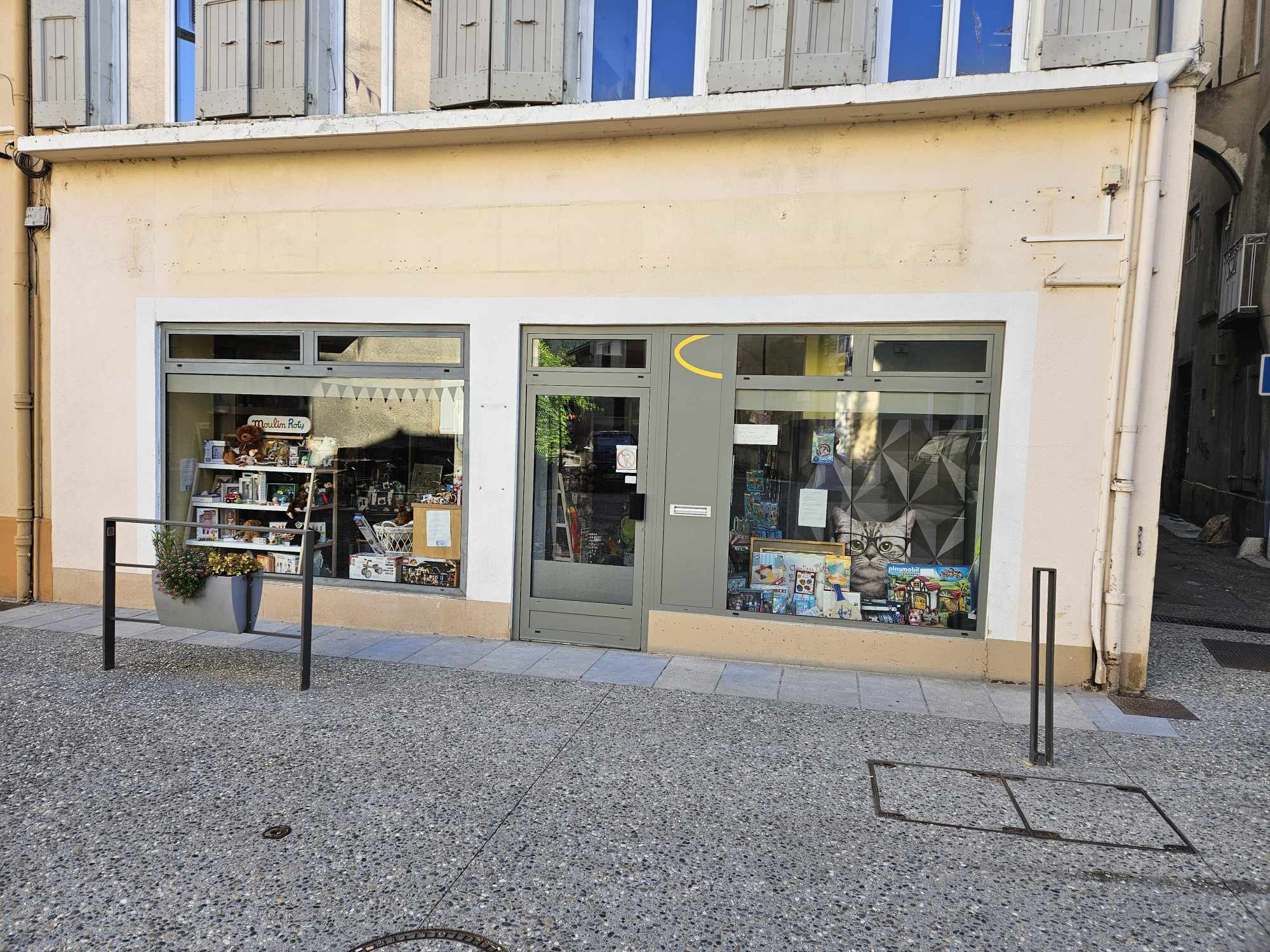 Local professionnel 3 pièces à Die - image 1